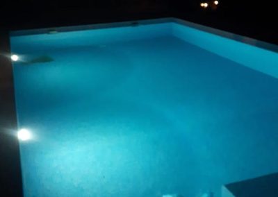 piscina iluminada de noche amar construcciones